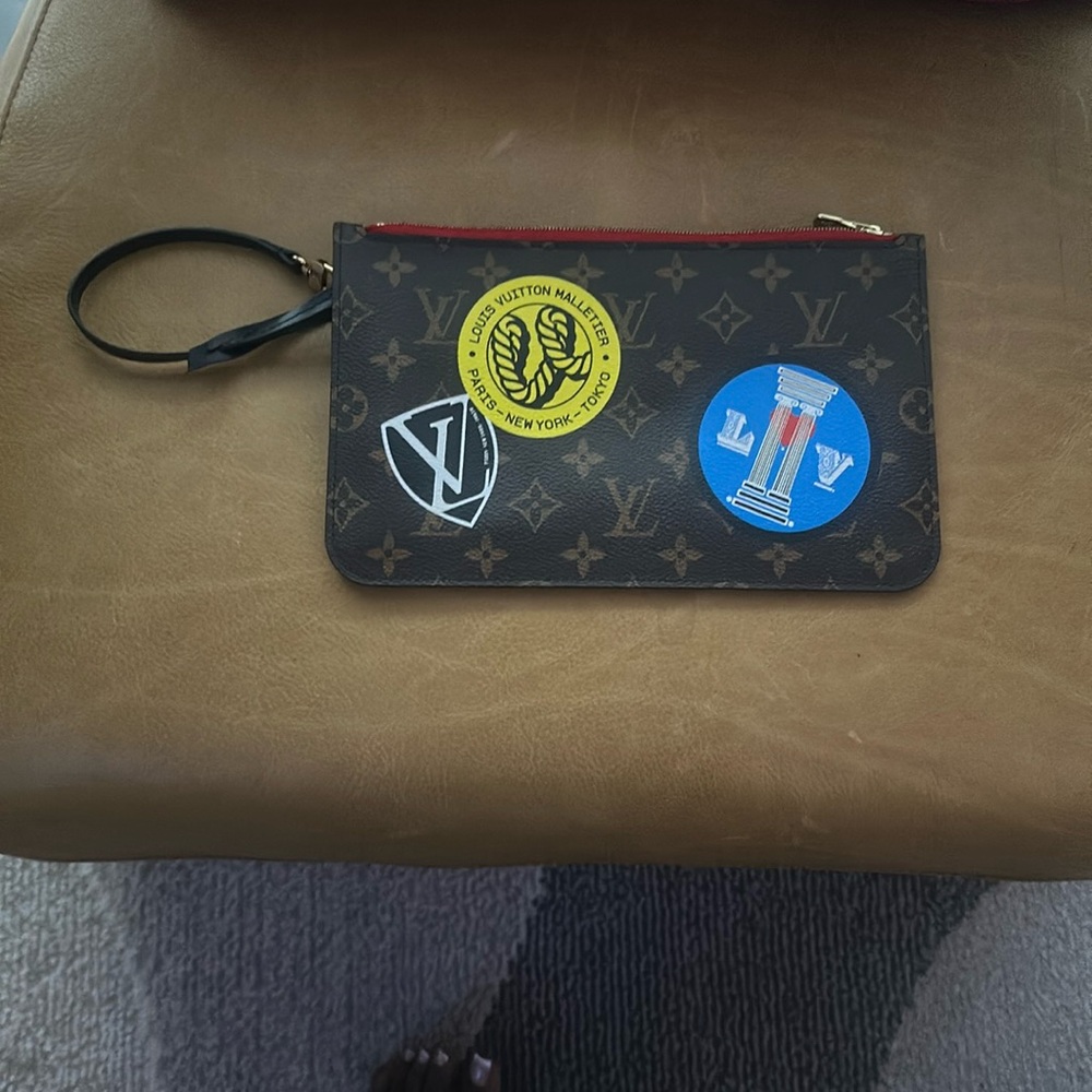 Pouch barely used , no stains or scratches.
